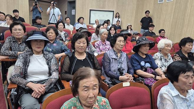 24일 제주시 건입동 김만덕기념관에서 열린 제주 신항 건설사업 관련 공청회에 참석한 해녀들. 서보미 기자