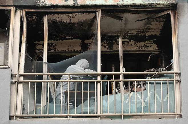 24일 오전 어린이 2명이 숨지고 다친 부산진구의 한 아파트 화재 현장에서 소방당국과 경찰 등 관계 기관이 합동감식을 벌이고 있다. 이날 오전 4시 15분께 한 아파트 4층에서 부모가 일을 나간 사이 불이 나 10살 언니가 숨지고 7살 동생이 중태다. 부산/연합뉴스