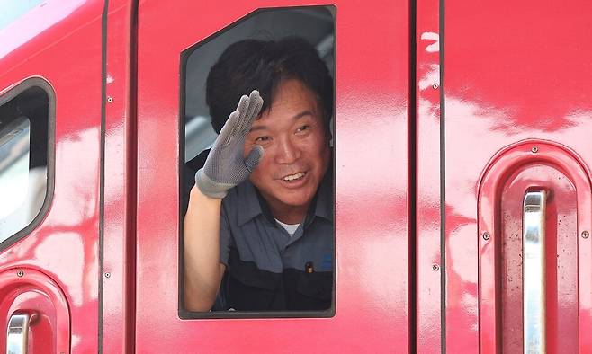 김영훈 고용노동부 장관 후보자가 23일 경북 김천역에서 ITX-마음 열차를 운행하기 위해 열차에 탑승해 배웅 나온 역무원에게 인사하고 있다. 연합뉴스