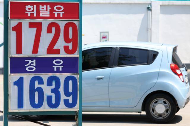 미국의 이란 핵시설 공습에 유가 변동성이 우려되는 가운데 23일 서울 시내 한 주유소에 유가 정보가 표시돼 있다.뉴시스