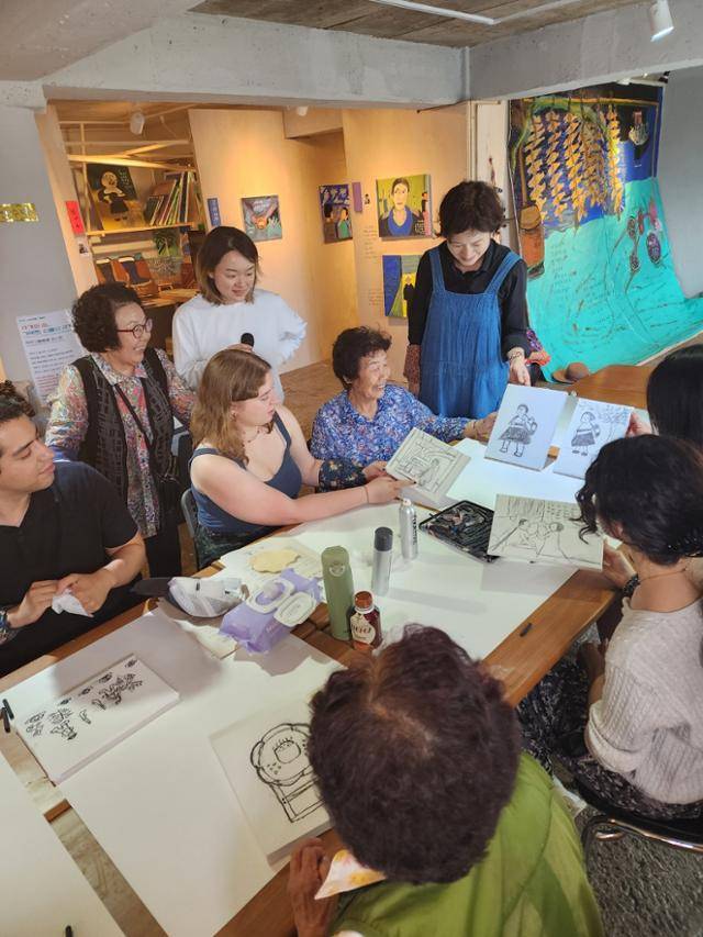 5일 제주시 조천읍 선흘1리 선흘그림작업장을 방문한 프린스턴대 학생들과 그림할망들이 함께 그림을 그리고 있다. 제주=김영헌 기자