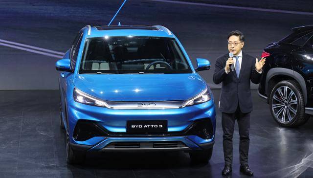 조인철 BYD코리아 승용부문 대표가 1월 인천 중구 상상플랫폼에서 열린 BYD 승용 브랜드 런칭 미디어 쇼케이스에서 아토 3 등 차량을 소개하고 있다. 인천=연합뉴스