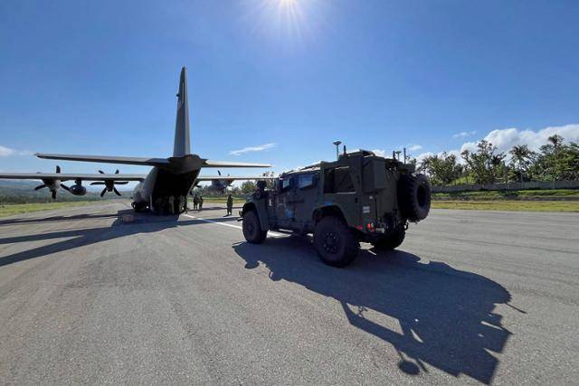 지난 4월 필리핀 북부 바타네스 공항으로 미국 최신예 대함 미사일 시스템 '네메시스'가 이송되고 있다. 바타네스=AP 연합뉴스