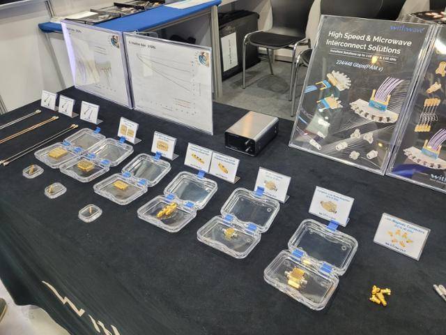 24일 오전 서울 양재동 aT센터에서 열린 ‘퀀텀코리아 2025’의 위드웨이브 부스에 양자컴퓨터용 부품이 전시돼 있다. 신혜정 기자