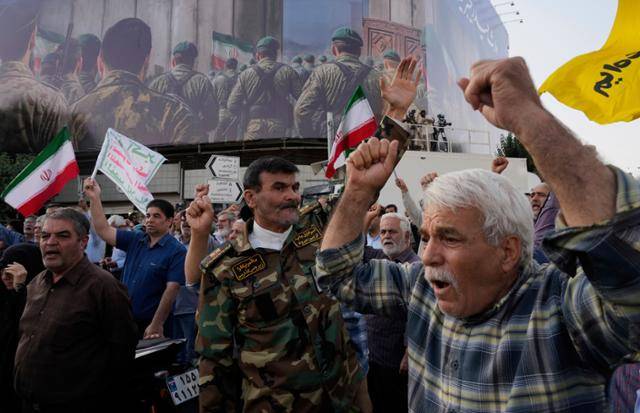 이스라엘 공습에 분노한 이란 시민들이 22일 수도 테헤란에서 이스라엘 규탄 시위를 벌이고 있다. 테헤란=AP 연합뉴스