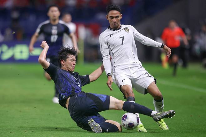 다카이 고타(왼쪽)가 일본 국가대표 유니폼을 입고 뛰는 모습. 사진=AFP 연합뉴스