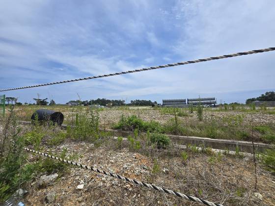 지난 9일 찾은 울산시 울주군 서생면 명산리. 국도 변 마을 한편에 콘크리트 벽과 펜스로 둘러싸인 넓은 공터가 모습을 드러냈다. 김윤호 기자