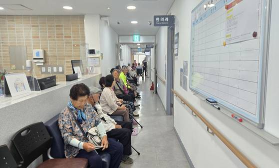 18일 오전 충남 청양군 청양보건의료원 2층 한의과 앞에서 환자들이 진료를 받기 위해 기다리고 있다. 신진호 기자