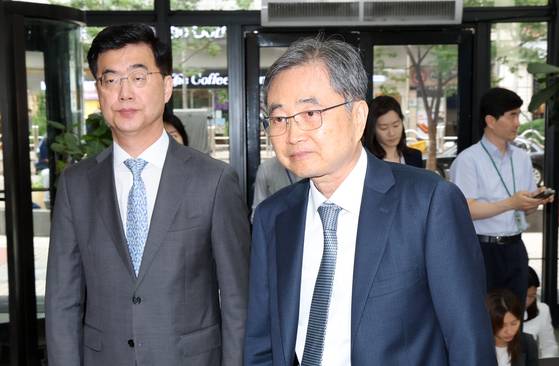 조현 외교부 장관 후보자가 24일 오전 서울 종로구 대우빌딩에 마련된 인사청문회 준비 사무실로 출근을 하고 있다. 뉴스1