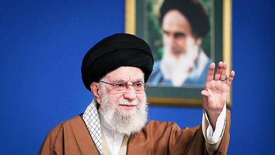 이란의 최고지도자 아야톨라 알리 하메네이가 지난 3월 21일 테헤란에서 진행된 연설에서 군중에게 손을 들어 환호에 응하고 있다. AFP=연햡뉴스