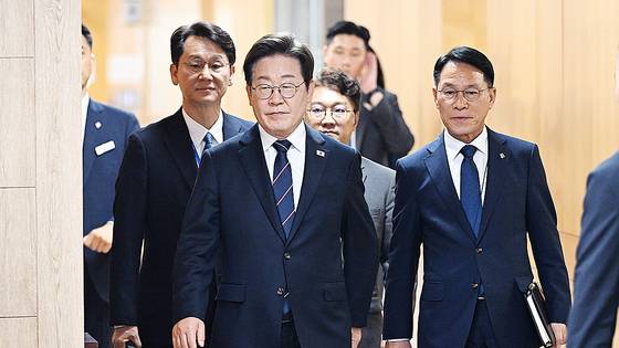 이재명 대통령이 23일 서울 용산 대통령실에서 열린 제1차 대통령 주재 수석.보좌관회의에 참석하고 있다. 김현동 기자