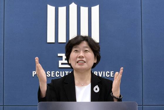 '12·3 비상계엄 사건'을 수사하는 조은석 내란 특별검사팀의 박지영 특별검사보가 24일 서울 서초구 서울고검 기자실에서 윤석열 전 대통령에 대해 특수공무집행방해 혐의 등으로 체포영장을 청구했다는 내용을 브리핑하고 있다. 연합뉴스