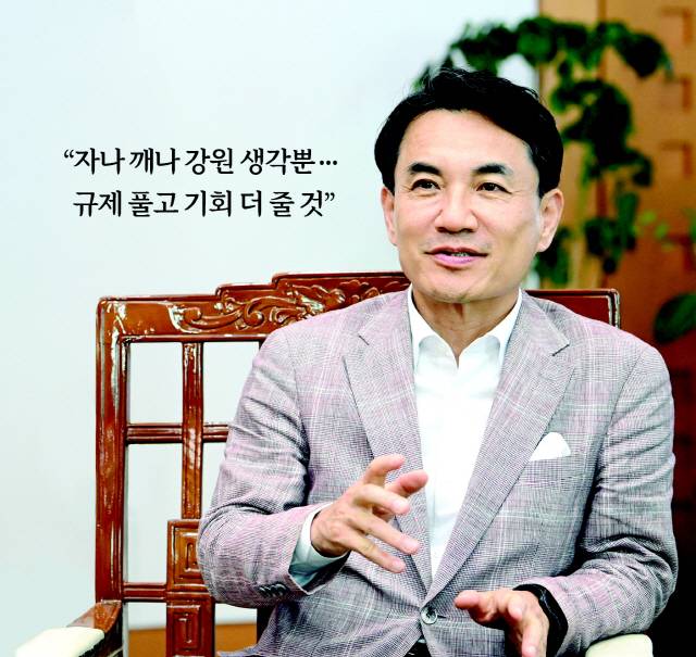 ▲ 김진태 도지사가 24일 도청 통상상담실에서 강원도민일보와 가진 민선8기 3주년 특별인터뷰에서 지난 3년 간 성과와 임기 후반 도정 방향 등을 설명하고 있다. 서영 기자