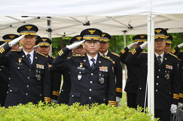 ▲ 강원경찰청(청장 엄성규)이 6·25 전쟁 75주년을 맞아 24일 춘천 내평전투 호국영웅 추모상에서 ‘제10회 내평전투 호국영웅 추념식’을 진행했다.