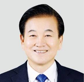 < 정동영 통일부 장관 후보자 > △1953년 7월 전북 순창 출생 △전주고, 서울대 국사학과 △31대 통일부 장관 △사단법인 대륙으로가는길 3대 이사장 △한미의원연맹 공동회장 △5선 국회의원