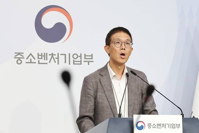 황영호 중소벤처기업부 소상공인경영지원단장이 24일 오전 서울 종로구 정부서울청사 별관 브리핑실에서 소상공인 경영부담 완화 위한 3대 지원사업을 설명하고 있다. 사진=뉴스1