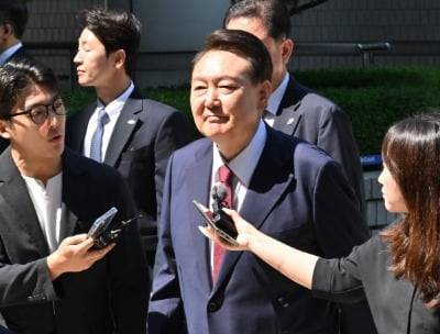 윤석열 전 대통령이 23일 서울 서초동 서울중앙지방법원에서 열린 내란 우두머리(수괴) 및 직권남용 권리행사 방해 혐의 사건 8차 공판에 출석하고 있다. 이솔 기자