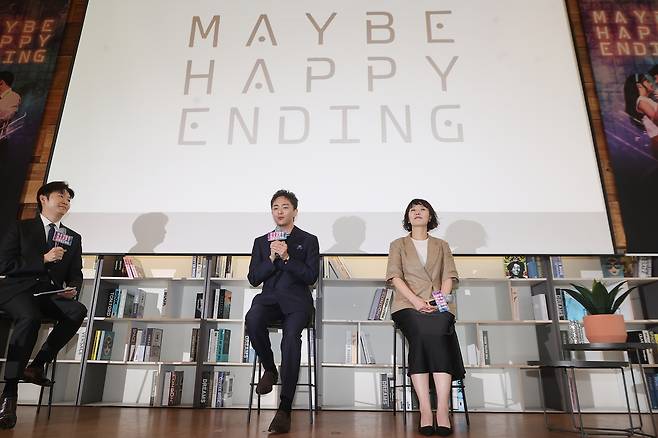 박천휴 작가가 24일 서울 중구 커뮤니티하우스 마실에서 열린 뮤지컬 <어쩌면 해피엔딩> 토니상 수상 기념 기자간담회에서 인사말을 하고 있다. 이날 간담회에서 뮤지컬 투자사 NHN의 한경숙 프로듀서는 브로드웨이 버전 <어쩌면 해피엔딩>도 2028년 국내 무대에 올리는 것을 목표로 하고 있다고 밝혔다. 연합뉴스