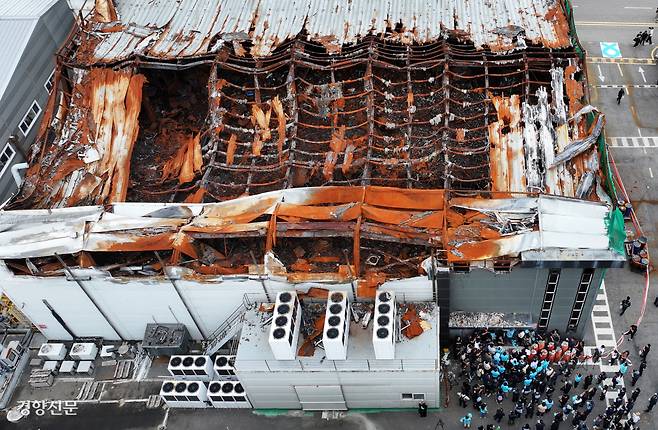 그때 상처 오롯이… 리튬배터리 제조업체 아리셀 공장 화재 참사 1주기인 24일 경기 화성시 사고 현장에서 추모 위령제가 열리고 있다. 이 화재로 31명의 사상자가 발생했다. 권도현 기자