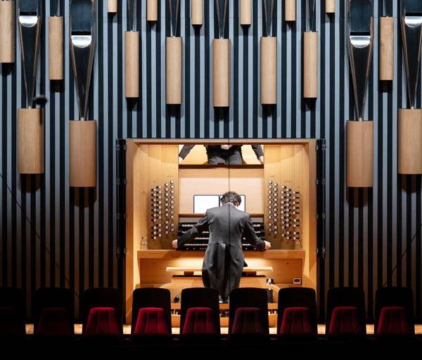조재혁 오르가니스트가 파이프오르간을 연주하는 모습. 클래식부산 제공