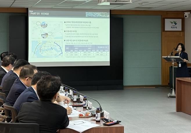 ‘2025년 상반기 목포시 적극행정 우수사례’최우수 사례는 도시유산과 안영옥 팀장의‘옥암지구 교차로 구조개선을 통한 교통체증 해소’에 돌아갔다. 안영옥 팀장이 발표하고 있다. /목포시