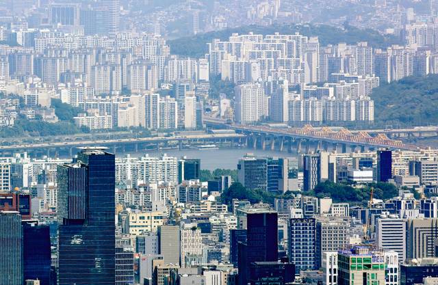 경기도 성남시 청계산 매바위에서 바라본 서울 강남구(아래)와 한강 이북 아파트 단지. 연합뉴스