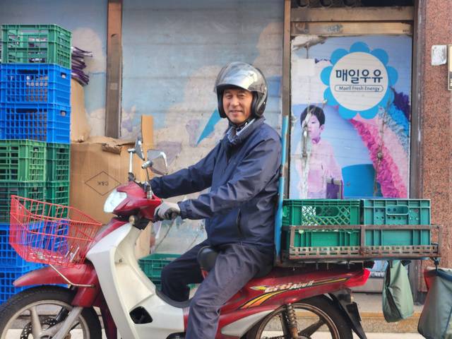 구지영 매일유업 성동·광진 대리점장이 지난 18일 서울 성동구의 매일유업 대리점 앞에서 우유 배달에 나서고 있다.