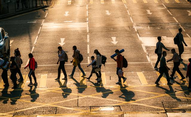 노을이 드리운 한 건널목에 행인들이 분주하게 걸어가고 있다. “해 아래에서 수고하는 모든 수고가 사람에게 무엇이 유익한가”라는 근원적 질문처럼, 전도서가 강조하는 ‘헛됨’은 우리가 어디에서 가치를 찾을 것인가에 대한 지혜를 일깨운다. 게티이미지뱅크