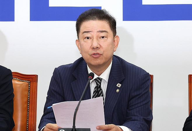 더불어민주당 김병기 당 대표 직무대행 겸 원내대표가 24일 국회에서 열린 원내대책회의에서 발언하고 있다. / 사진 = 연합뉴스