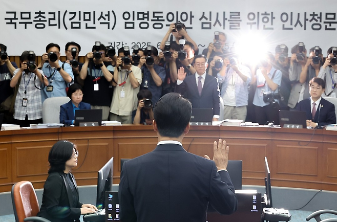 김민석 국무총리 후보자가 24일 서울 여의도 국회에서 열린 인사청문회에서 선서하고 있다. / 사진 = 연합뉴스