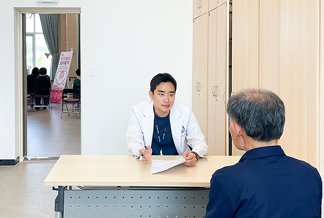 우리 마을 스포츠 돌봄 프로젝트 장흥군 어르신 건강상담. 대한스포츠의학회 마상혁 전문의. 사진=서울올림픽기념국민체육진흥공단