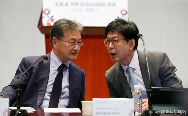 조셉 윤 주한미국대사대리가 24일 서울 중구 프레스센터 국제회의장에서 한미 외교 관계 전망과 과제를 주제로 한 한국언론진흥재단 세미나에 참석해 토론회 좌장인 김재천 서강대 국제대학원 교수와 대화하고 있다. / 사진=뉴시스
