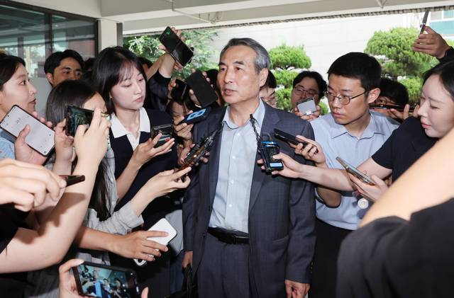 출근하는 민중기 특검 : 김건희특별검사팀을 이끄는 민중기(가운데) 특검이 24일 오전 서울 서초구 사무실로 출근하던 중 기자들의 질문에 답하고 있다. 뉴시스