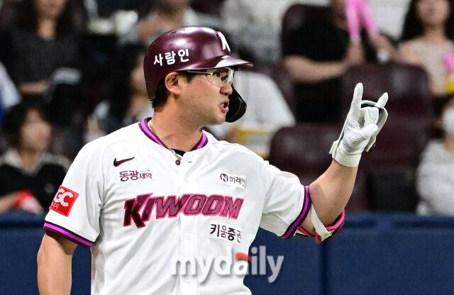 2025년 4월 23일 오후 서울 고척스카이돔에 진행된 '2025 신한 SOL뱅크 KBO 리그' 두산 베어스와 키움 히어로즈의 경기. 키움 임지열이 2회말 1사 1루서 얼굴로 향하는 공을 피하며 볼넷을 얻은 뒤 두산 선발투수 김유성에게 항의하고 있다./마이데일리