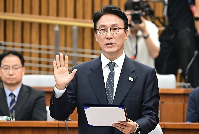 김민석 국무총리 후보자가 24일 오전 서울 여의도 국회에서 열린 인사청문회에 출석해 선서하고 있다. 이상섭 기자