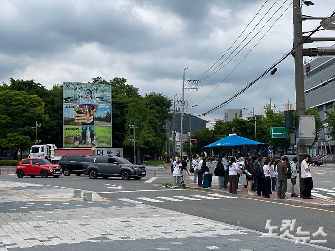전라남도에 소재한 한 국립대학교 앞 점심시간에 맞춰 학생들이 이동하고 있다. 지난해 한국고용정보원이 발표한 수치에 따르면 전국 17개 광역시도 중 전라남도의 소멸 위기가 가장 심각했다. 순천=최보금 기자