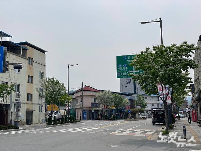 강원특별자치도 내 인구감소지역으로 선정된 홍천군의 평일 한낮 모습. 교통량이 적어 거리 대부분의 교통 신호등이 노란 점멸등으로만 운영되고 있다. 홍천=최보금 기자