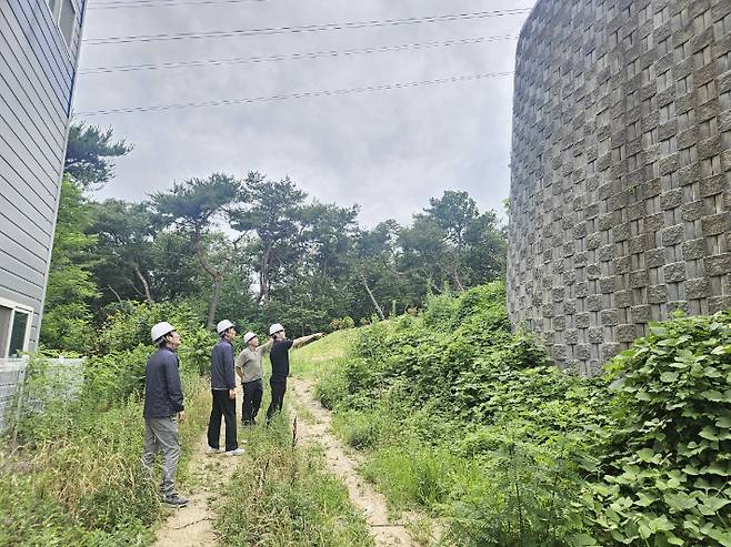 경주시 관계자들이 강동일반산업단지 보강토 옹벽을 점검하고 있다. 경주시 제공