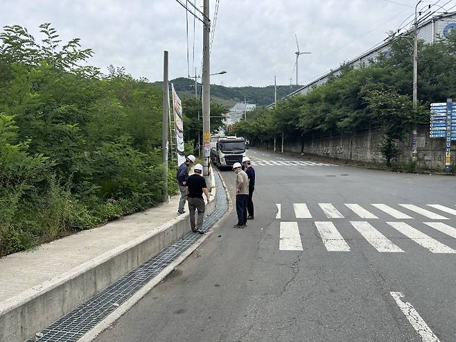 경주시 관계자들이 천북일반산업단지 배수로를 확이하고 있다. 경주시 제공