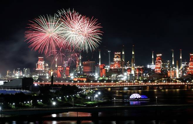 지난 20일 열린 포항불빛축제 '데일리 불꽃쇼'. 포항시 제공
