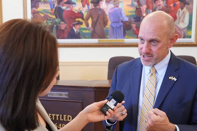 지난 18일 J. 월터 스털링(J. Walter Sterling) 세인트존스대 총장이 강원 CBS와 인터뷰를 하고 있다. 춘천시 제공