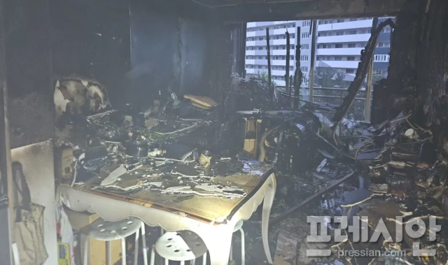 ▲24일 오전 4시 15분경 부산진구 개금동 소재의 아파트 4층에서 원인 불명의 화재가 발생했다. ⓒ부산소방재난본부