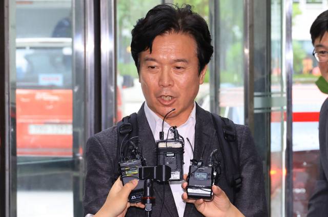 ▲김영훈 고용노동부 장관 후보자가 24일 인사청문회 준비 사무실이 위치한 서울 중구 서울지방고용노동청으로 들어서며 기자의 질문에 답하고 있다 . ⓒ연합뉴스