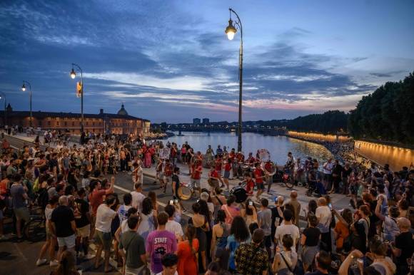 2025년 6월 21일(현지시간) 프랑스 거리 음악 축제 ‘페트 드 라 뮈지크’의 일부분으로 툴루즈 거리에서 음악가들이 연주하고 있다. AFP 연합뉴스