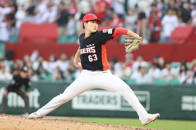 KIA 이호민은 22일 인천 SSG와 원정경기에서 0.2이닝 무실점으로 활약해 데뷔 3경기 만에 프로 첫 승을 챙겼다. 사진제공|KIA 타이거즈