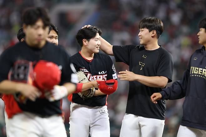 KIA 이호민(왼쪽 두 번째)은 22일 인천 SSG와 원정경기에서 0.2이닝 무실점으로 활약해 데뷔 3경기 만에 프로 첫 승을 챙겼다. 사진제공|KIA 타이거즈