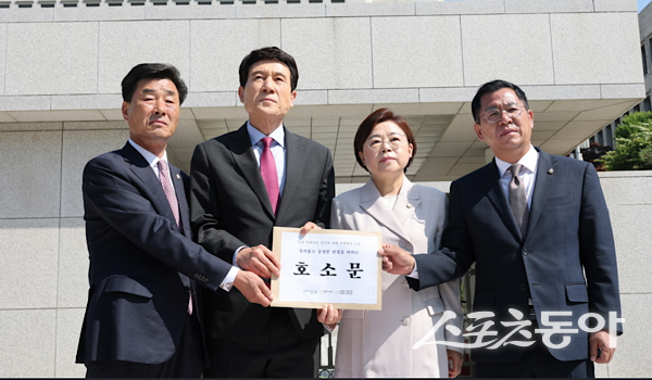 지난 11일 이강덕 포항시장을 비롯 김일만 포항시의회 의장, 김정재·이상휘 국회의원이 서울 서초동 대법원을 방문해 지난달 대구고등법원의 항소심 판결에 대한 유감을 표명하고, 포항 시민들의 간절한 염원을 담은 호소문을 제출했다. 사진제공ㅣ포항시