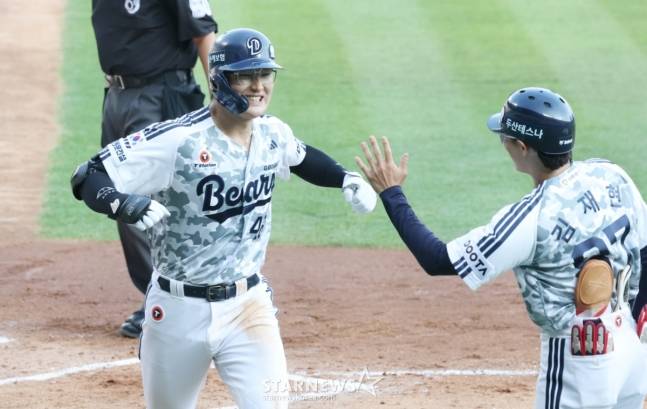 두산 김동준(왼쪽)이 6월 6일 잠실 롯데전 6회말 투런포를 치고 미소 짓고 있다. /사진=김동윤 기자