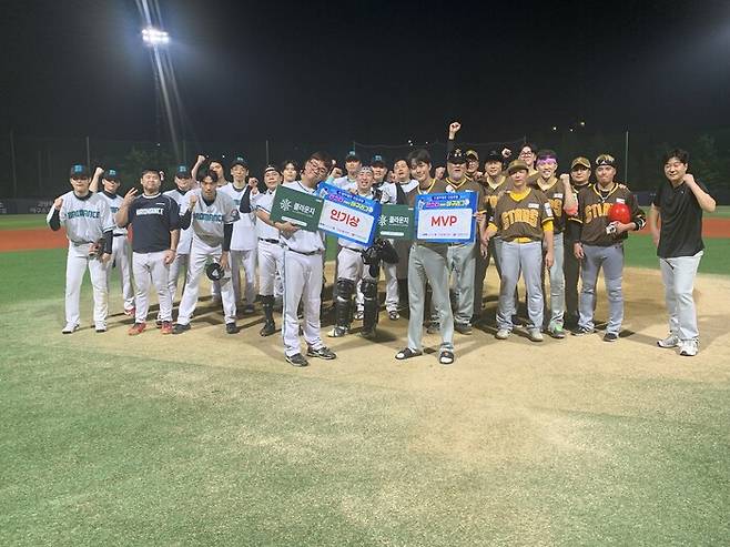 브로맨스(왼쪽)와 스타즈 선수들. /사진=한스타미디어