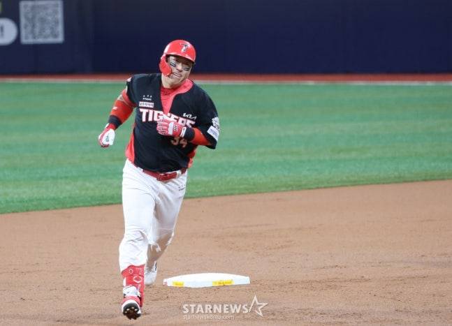 최형우가 홈런을 날리고 2루를 돌고 있다. /사진=김진경 대기자